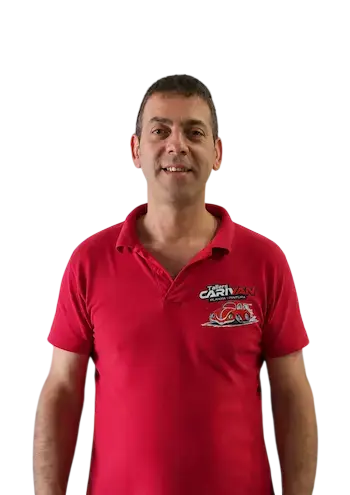 Con más de dos décadas de experiencia, dirige la producción y es nuestro especialista en varillaría PDR. Su obsesión es la calidad absoluta y la confianza de cada vecino del Maresme y Mataró.